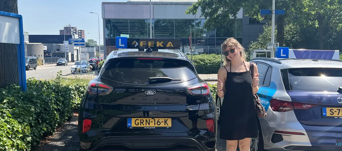 Leerling tijdens CBR praktijkexamen rijles bij Rijschool Feka Eindhoven