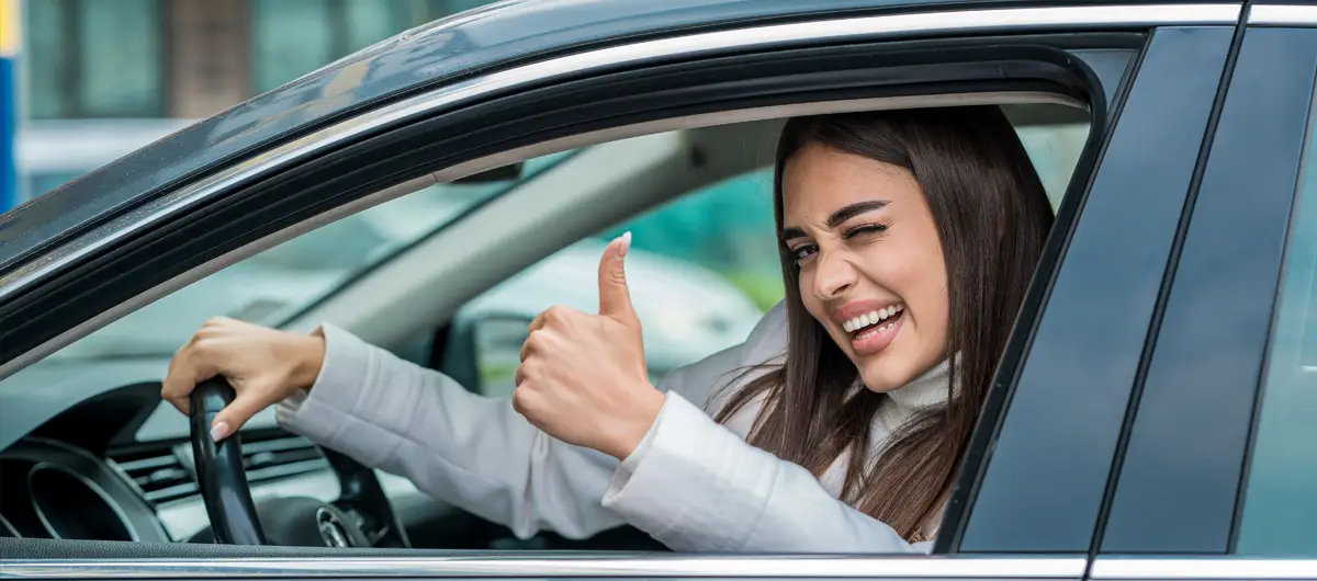 Leerling en rijinstructeur tijdens een proefles