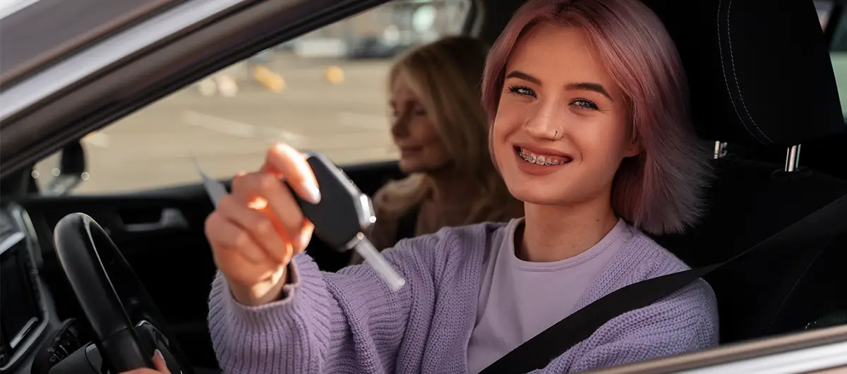 Leerling en examinator in de auto tijdens het CBR rijexamen in Eindhoven